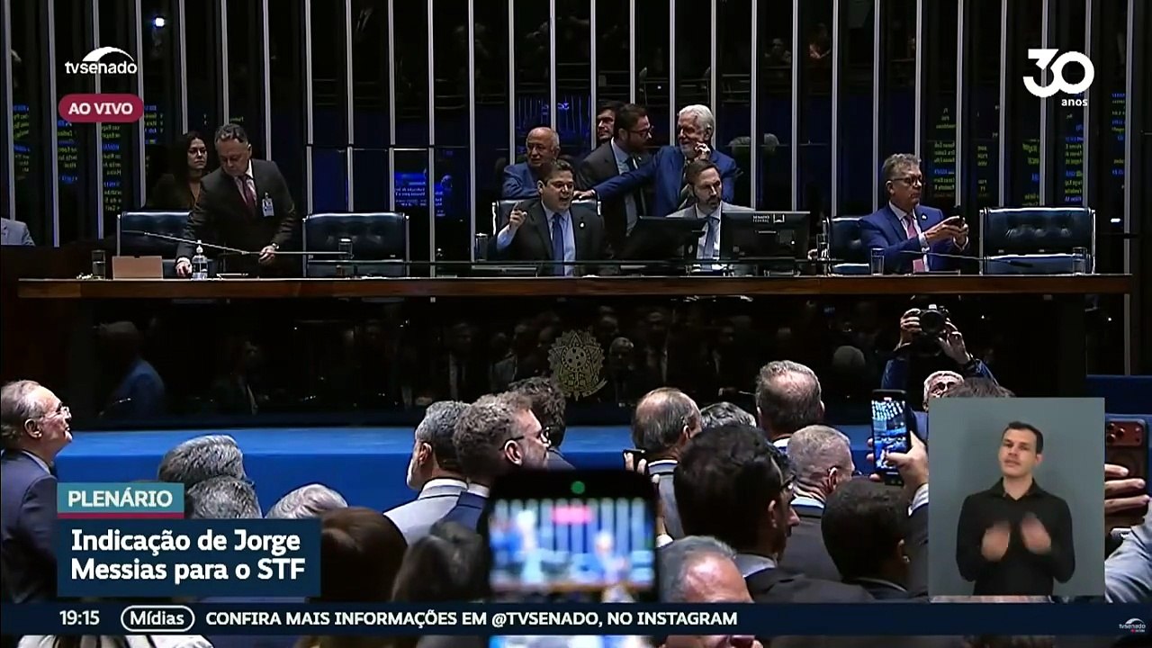 VÍDEO: Tapa na mesa, microfone atirado e abraço em líder de Lula; veja reação de Alcolumbre após rejeição de Messias
