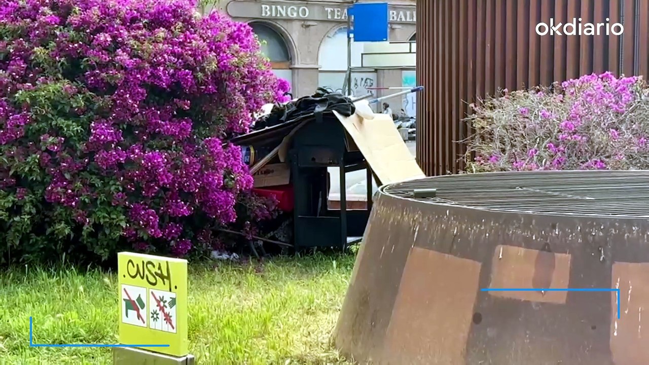 Los mendigos se instalan en las jardineras de la plaza Comtat Roselló de Palma, frente al Mercat de lOlivar