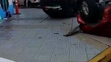 Dramático choque y doble vuelco en Mataderos: una camioneta y un auto terminaron dados vuelta tras un brutal impacto