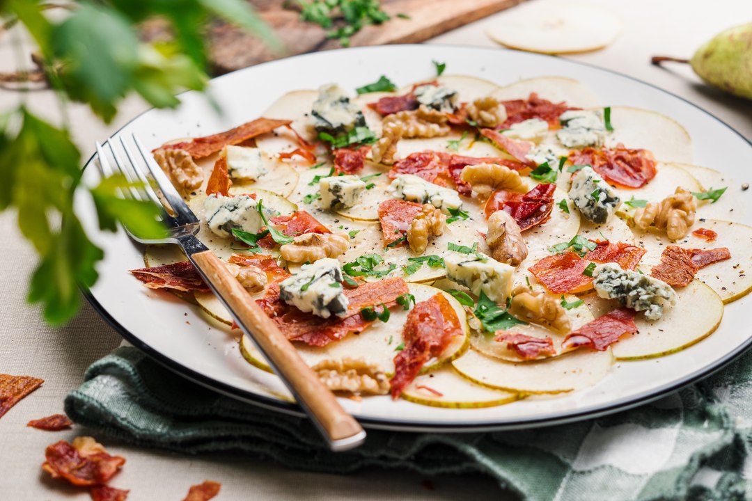 Carpaccio de pera con jamón y queso azul