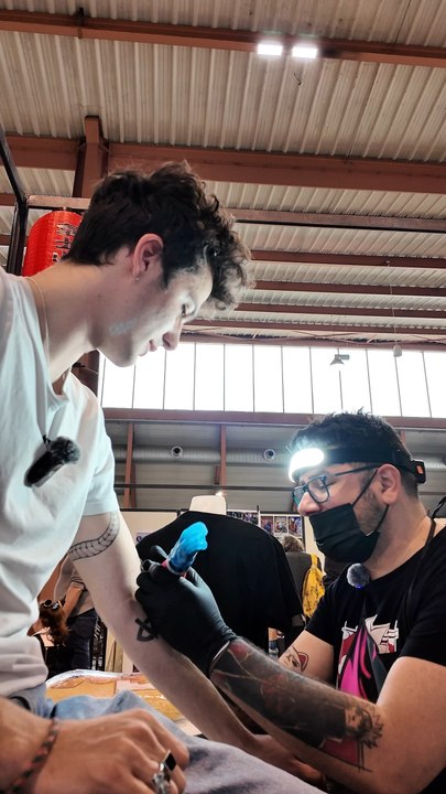 LA BONNE RÉACTION PENDANT UN TATOUAGE 🙈😂