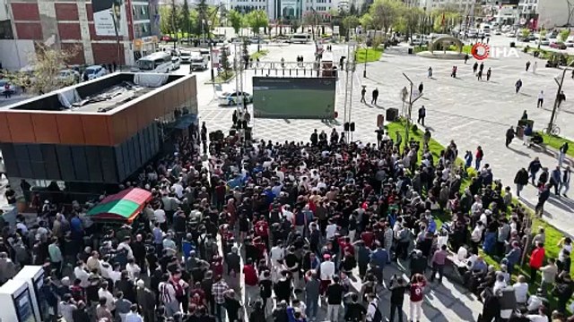 Taraftarlar Elazığspor maçını kentin göbeğinde dev ekrandan izledi | Ajansspor | IHA