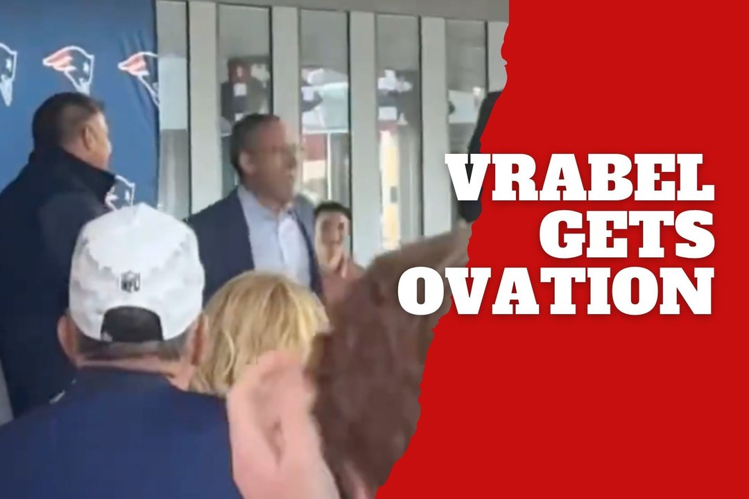 Mike Vrabel recibe ovación de pie de los aficionados de los Patriots en evento para abonados