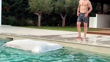 Ibrahimovic "spacca" in piscina: acrobazia top con la pallina da tennis