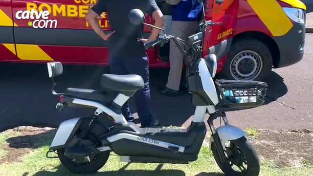 Mulher sem capacete sofre queda de moto elétrica em Cascavel