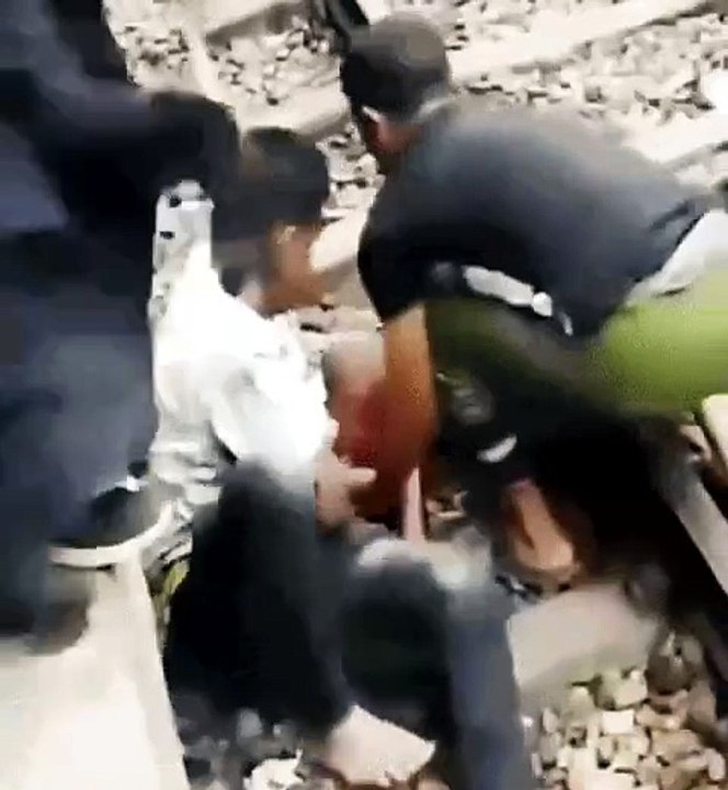 Pai se deita nos trilhos durante passagem de trem para salvar vida do filho em Bangladesh