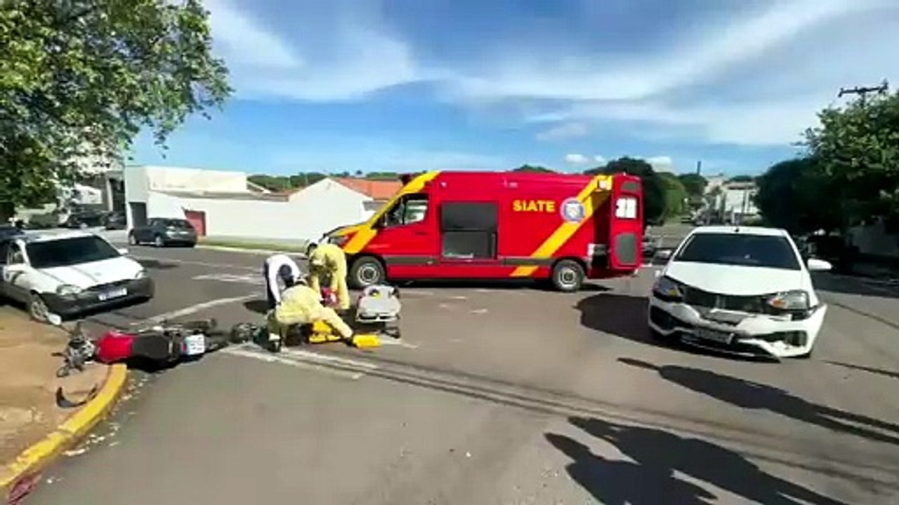 Motociclista fratura a perna em colisão com carro no Centro de Umuarama
