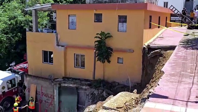 Deslizamiento de tierra provoca derrumbe de pared y alarma en sector de Santiago
