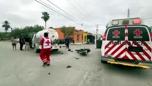 Fuerte accidente entre una pipa y un motociclista