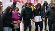 Bir grup, yürüyüşün başlamasını, davul ve zurna eşliğinde halay çekerek bekliyor