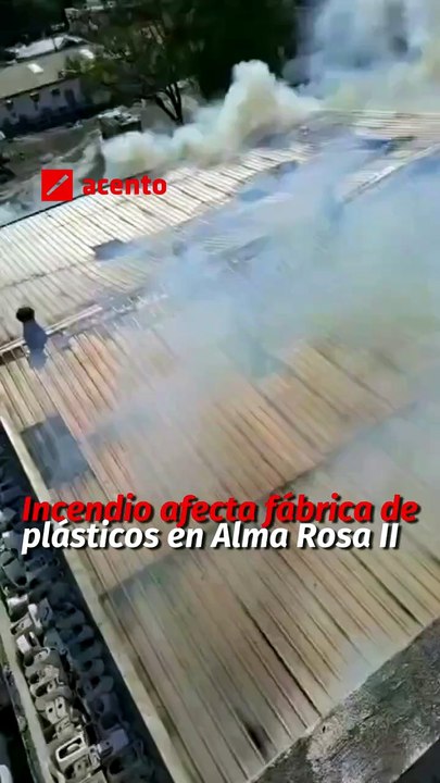 Incendio afecta fábrica de plásticos en Alma Rosa II