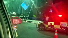 Dois carros se envolvem em acidente em frente a shopping de Salvador;