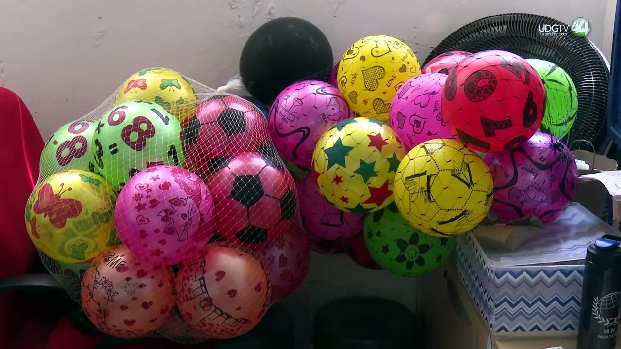 Pediatras dejan la bata por un día y hacen fiesta para niñas y niños