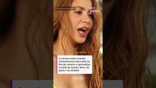 Vestida de ‘Brasil’, Shakira vai ao Maracanã, autografa bola e ganha camisas da dupla Fla-Flu