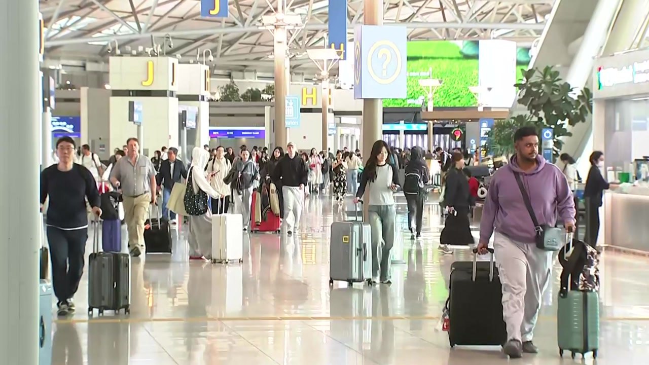 최장 5일 황금연휴 시작...인천공항, 여행객 '북적' / YTN