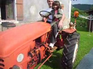 tracteur Renault d16 conduit par Bébé