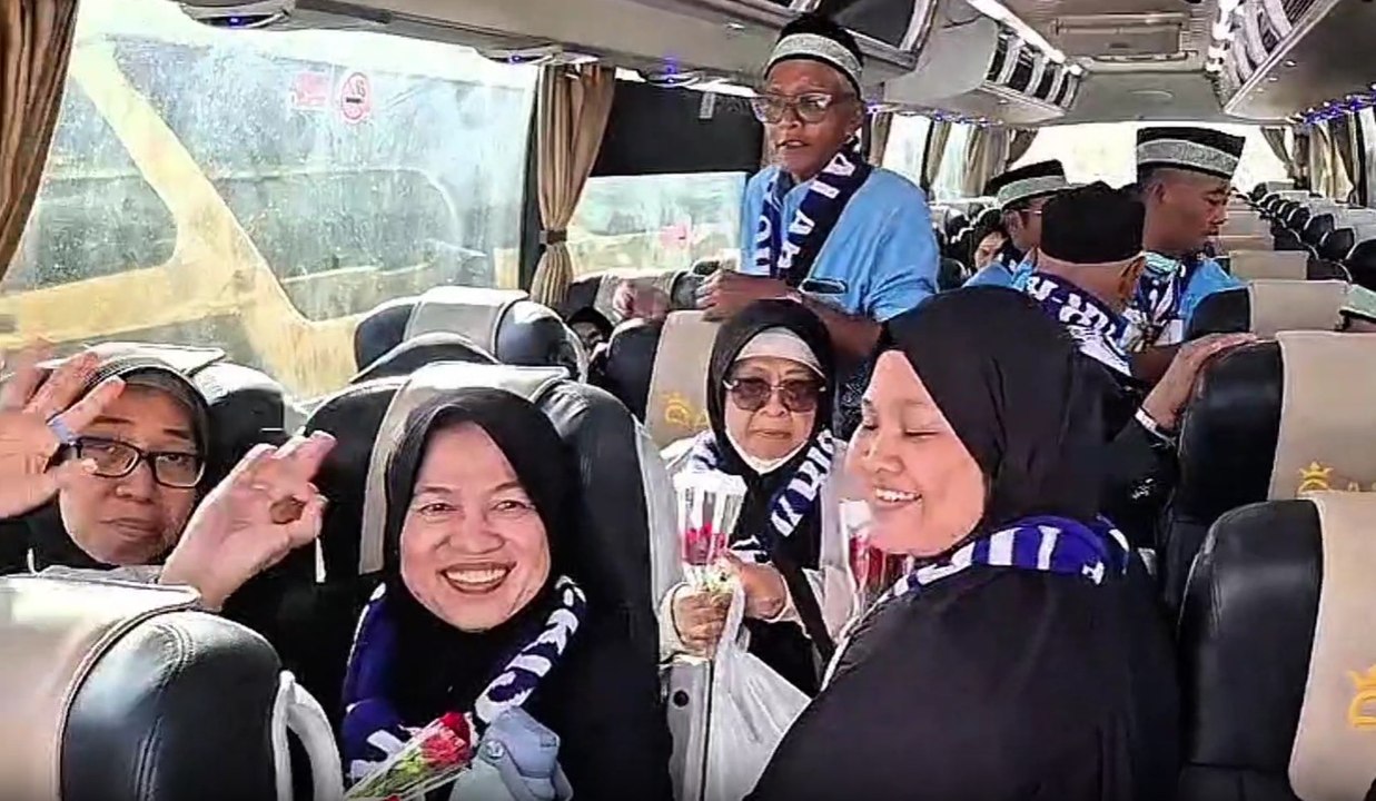 Cegah Dehidrasi saat Cuaca Panas, Petugas Siapkan Payung dan Semprotan Air
