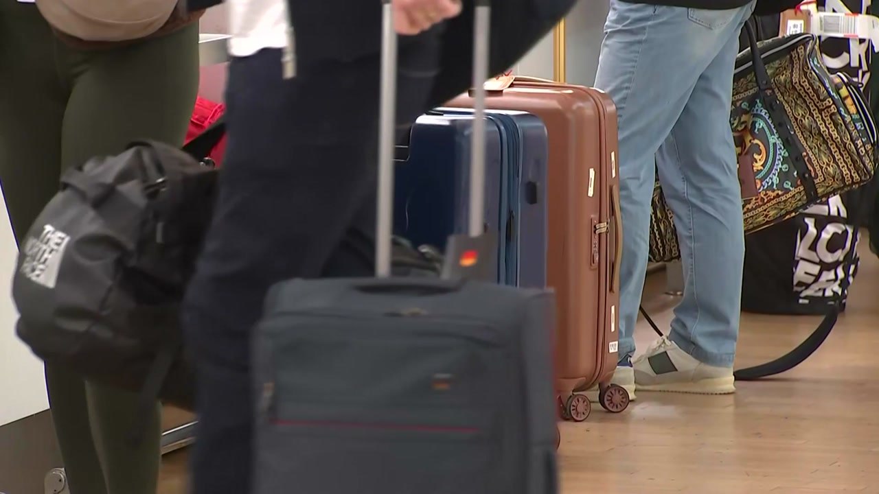 설렘 안고 해외로!...황금연휴 첫날, 인천공항 북적 / YTN