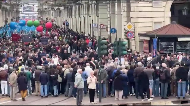 Primo Maggio a Torino, il corteo dei sindacati sfila in centro