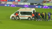 Ambulanza in campo, ma resta incastrata: i giocatori risolvono la situazione così