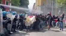 Manifestanti contro polizia, a Torino è scontro per avvicinarsi all'Askatasuna