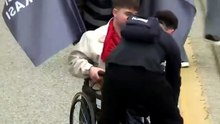 Ankara’da 1 Mayıs kutlamalarında Öğrenci Sendikası üyesi öğrencilerin "Asla Yalnız Yürümeyeceksin" sloganı attığı sırada, iki öğrenci Tandoğan Meydanı'na gidebilmek için refüjü aşması gereken tekerlekli sandalyeli bir arkadaşlarına yardımcı oldu