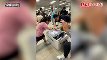 高雄車站動漫街辦戰鬥陀螺大賽  張博洋秒被幼稚園小妹妹淘汰