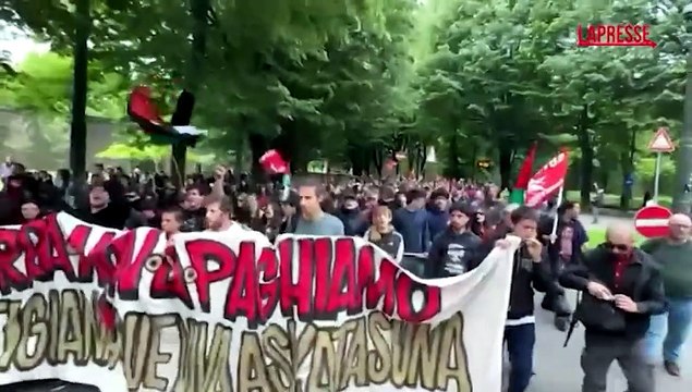 Torino, scontri al corteo del Primo maggio tra antagonisti e polizia