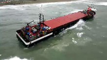 Sakarya’da karaya oturan gemi havadan görüntülendi