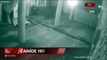 İstanbul'da camiden ayakkabı çalan hırsız kamerada