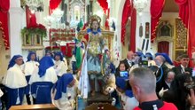 Sant'Efisio, edizione senza buoi: il Santo Guerriero sulle spalle dei fedeli in cammino per Nora - VIDEO