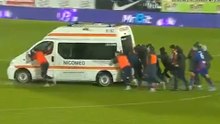 Surrealista: los futbolistas ayudan a una ambulancia que no podía salir del campo por la lluvia