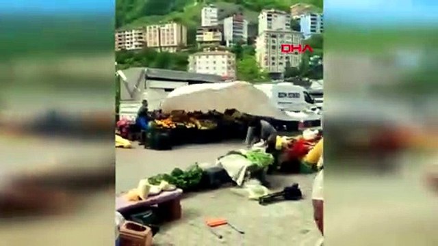 Pazar yerini fırtına vurdu; ortalık savaş alanına döndü