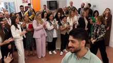 La reina Letizia se arranca con las palmas durante su encuentro con mujeres gitanas en Vallecas