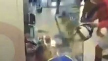 PANCADARIA! Homem é agredido por populares após assaltar e fazer cliente refém em bairro de Salvador; assista