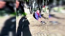 Sokakta uyuyan yaşlı adamın yüzüne tekme atıp sosyal medyada paylaştılar