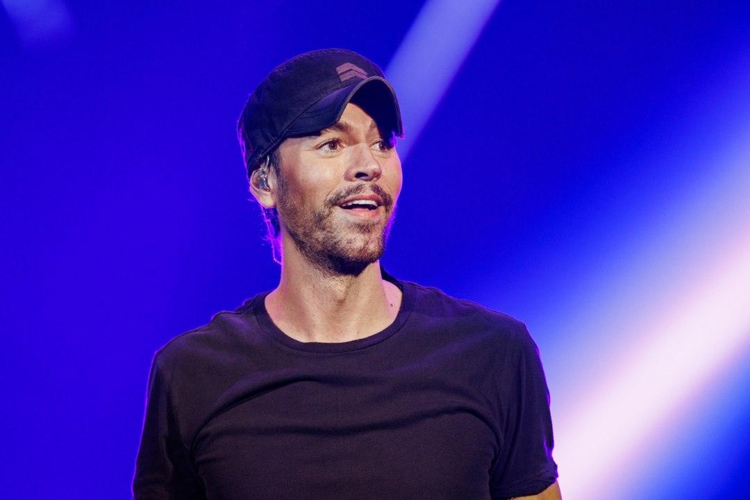 Enrique Iglesias desata polémica tras besar a una fan en Las Vegas