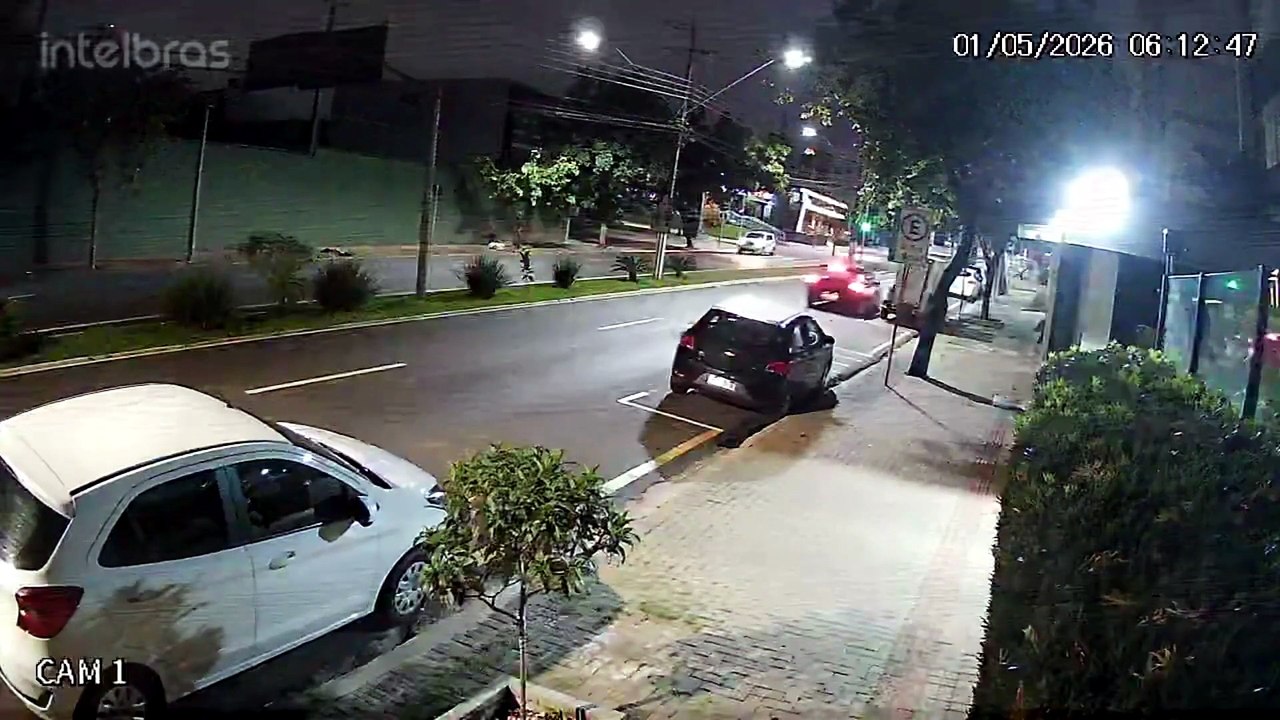 VÍDEO: Carro capota e destrói veículos estacionados na Avenida JK, em Londrina