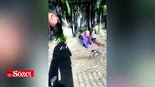 İki kişi, parkta uyuyan yaşlı adamı tekmeleyip görüntüye aldı