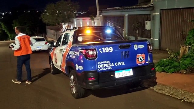 Risco de desabamento mobiliza Corpo de Bombeiros e Defesa Civil à residência no Floresta