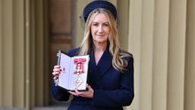 アニヤ・ハインドマーチ、カミラ王妃からロイヤル・ワラント授与