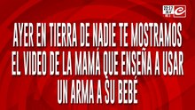 Ayer en Tierra de Nadie te mostramos el video d ela mama que le enseña a usar un arma a su bebe
