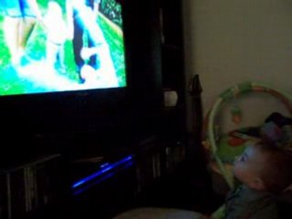 Milo regarde tonton Fabrice à la TV