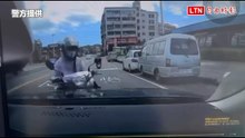 奪命左轉！基隆女騎車逆向闖車道被轎車撞飛 零件灑滿地不治