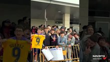 Aficionados culés esperan la llegada del Barça a Noáin