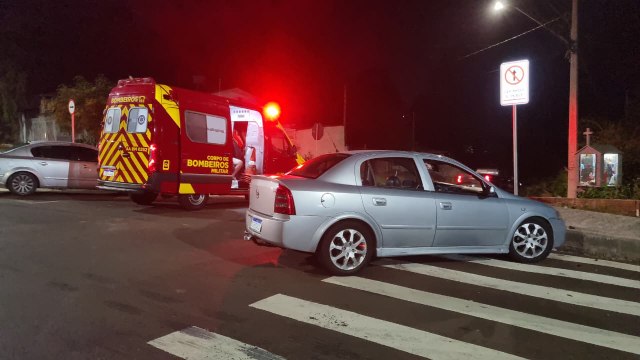 Motorista fica ferido após perder controle do carro e subir à calçada na Rua Souza Naves Sul