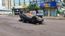 Carro capota após colisão na Rua Paraná, em Cascavel
