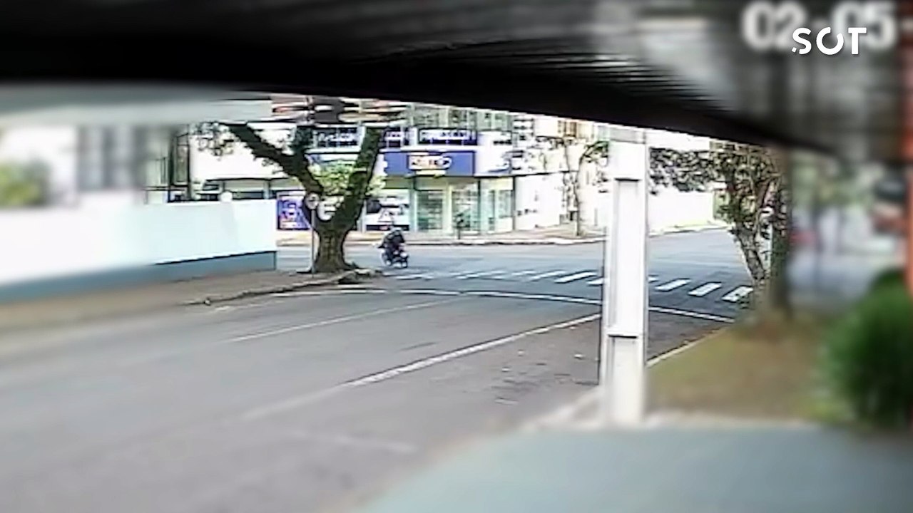Corsa capota após colisão com Nivus em cruzamento com semáforo no Centro de Cascavel