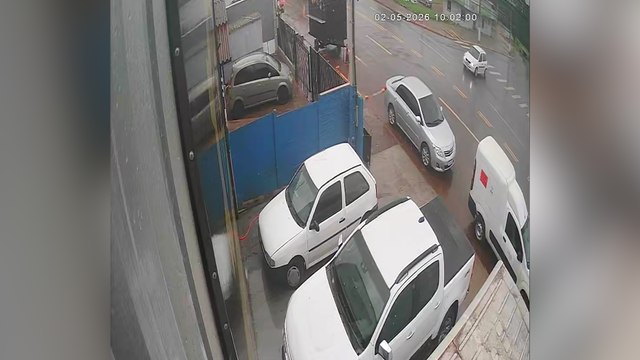 Câmera de segurança registra colisão entre carro e ônibus que deixou idosa ferida em Cascavel