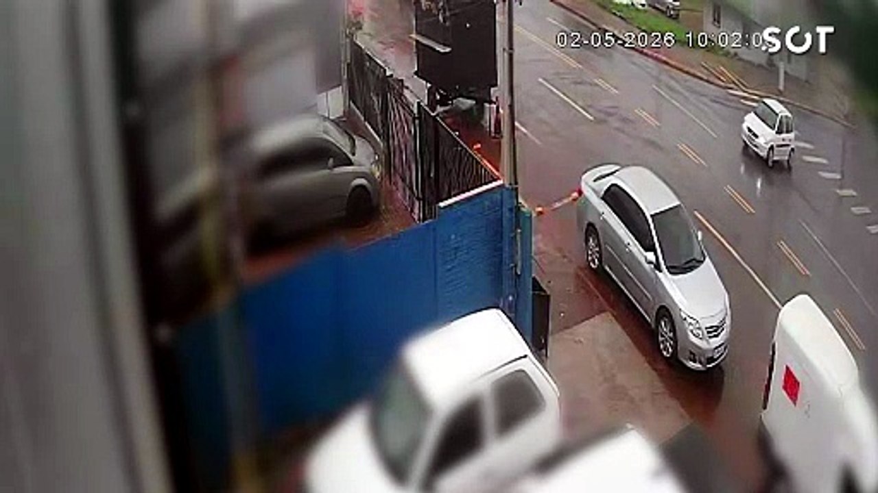 Câmera flagra colisão entre carro e ônibus em frente ao Terminal Nordeste e deixa idosa ferida em Cascavel
